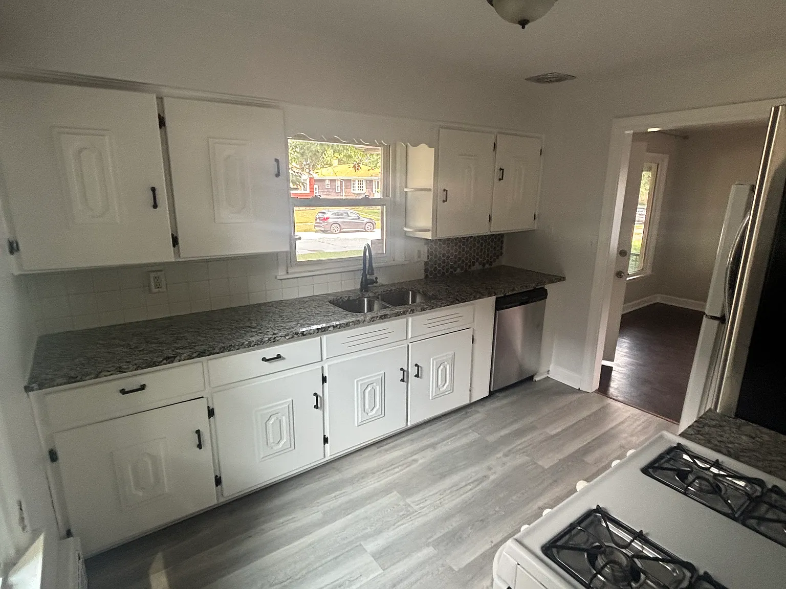 3 bed, 912 sqft, $2,150 — Photo 3
