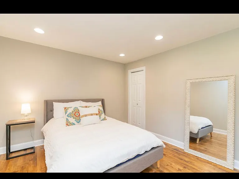 911 Crest Dr — Photo 10