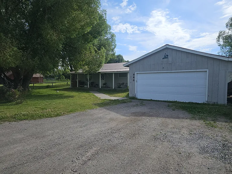 980 Wenzel Ln — Photo 23