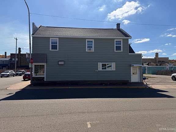 3rd image of 200 & 204 S Pine St #202