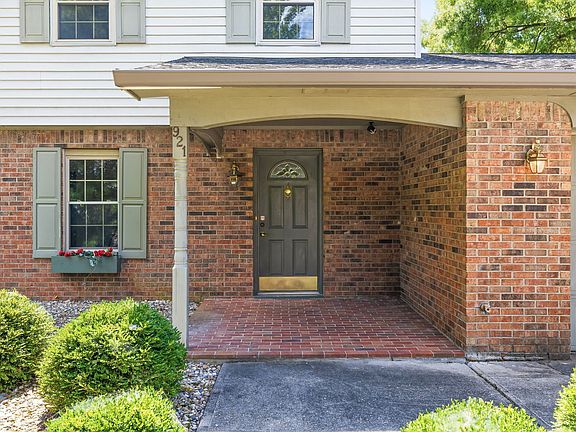 2nd image of 921 Front Royal Dr