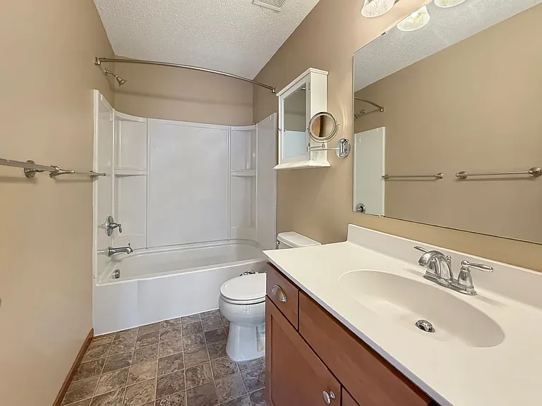 15251 Maryland Ave — Photo 8
