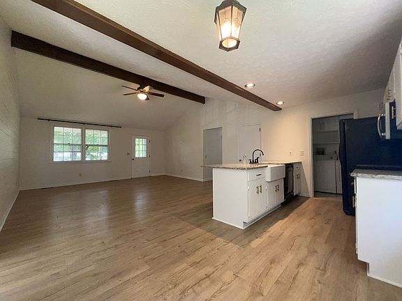 4th image of 1141 Bayview Dr