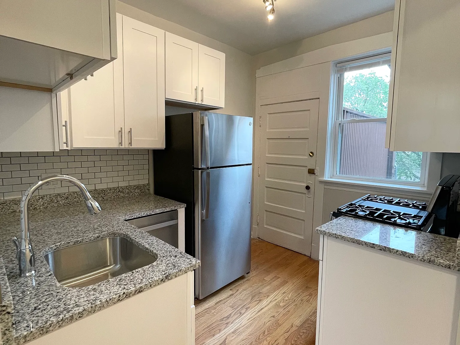 2 bed, 950 sqft, $1,950 — Photo 2