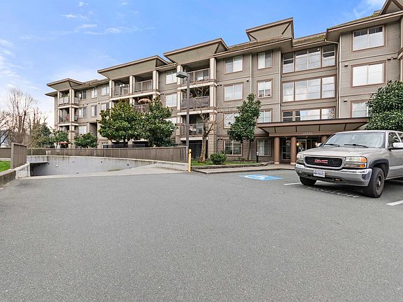 4th image of 45555 Yale Rd #108