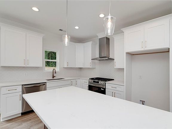 3rd image of 187 Belletta Dr