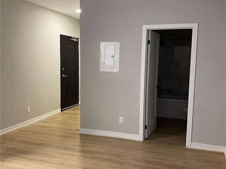 140 Simcoe St #206 — Photo 3