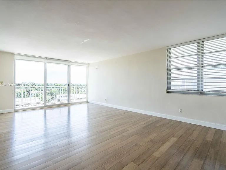 9500 W Bay Harbor Dr #7D — Photo 2