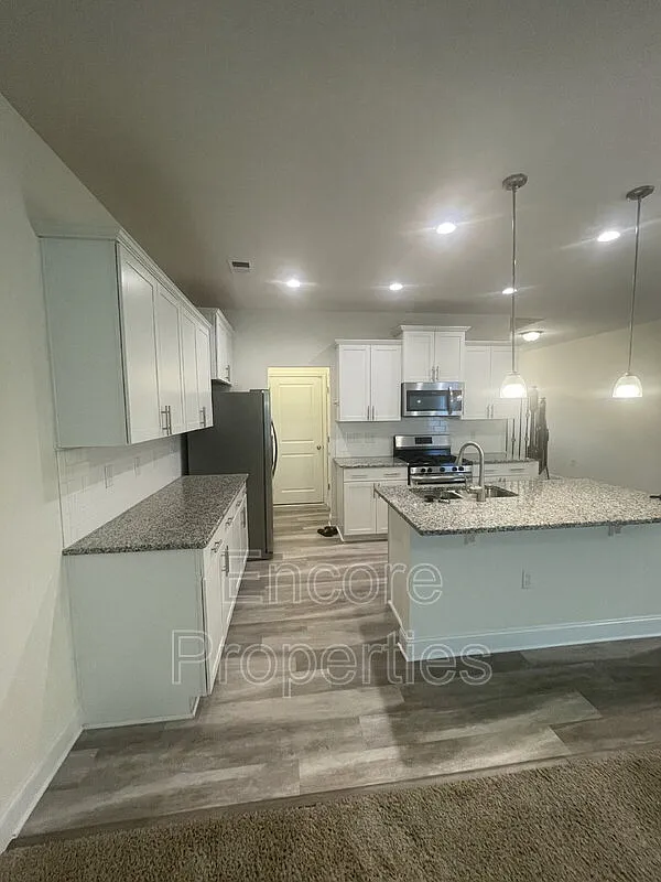 3 bed, 2.5 bath, 1861 sqft, $2,000 — Photo 3