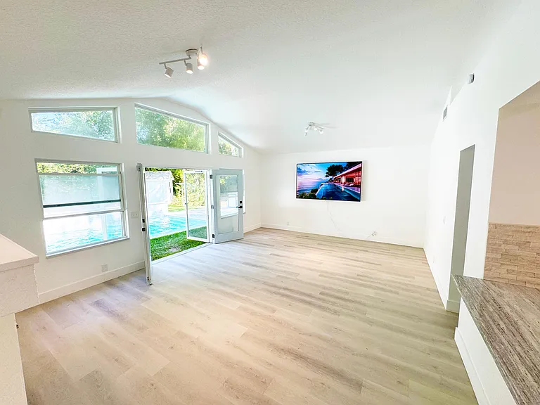 101 S Corona Ave — Photo 10