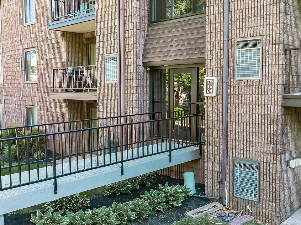 81 Oakridge Dr