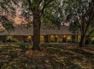 209 NW Hillcrest Ln, Lees Summit, MO 64063