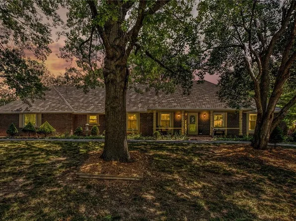 209 NW Hillcrest Ln, Lees Summit, MO 64063