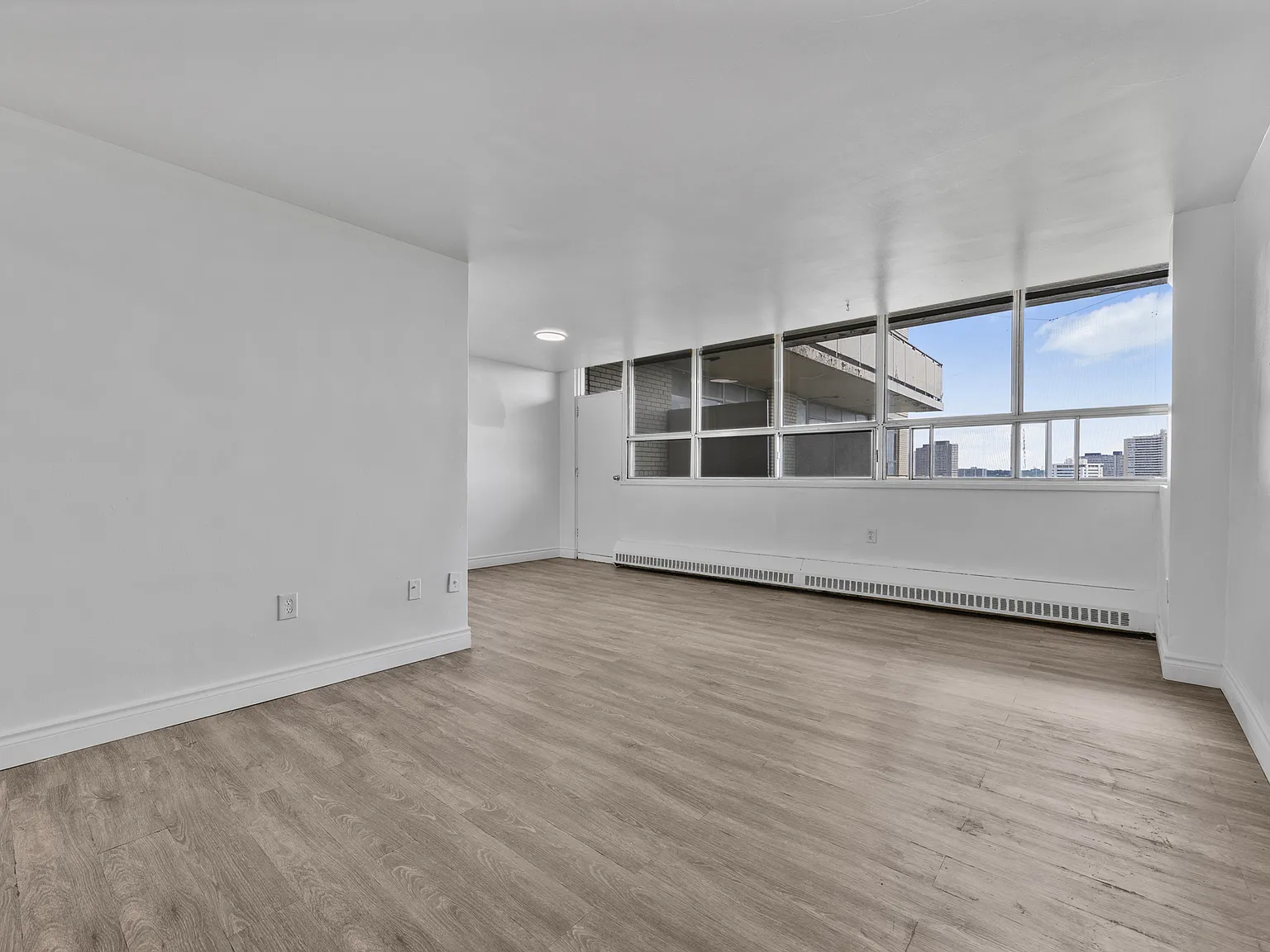 65 Thorncliffe Park Drive Toronto — Photo 3