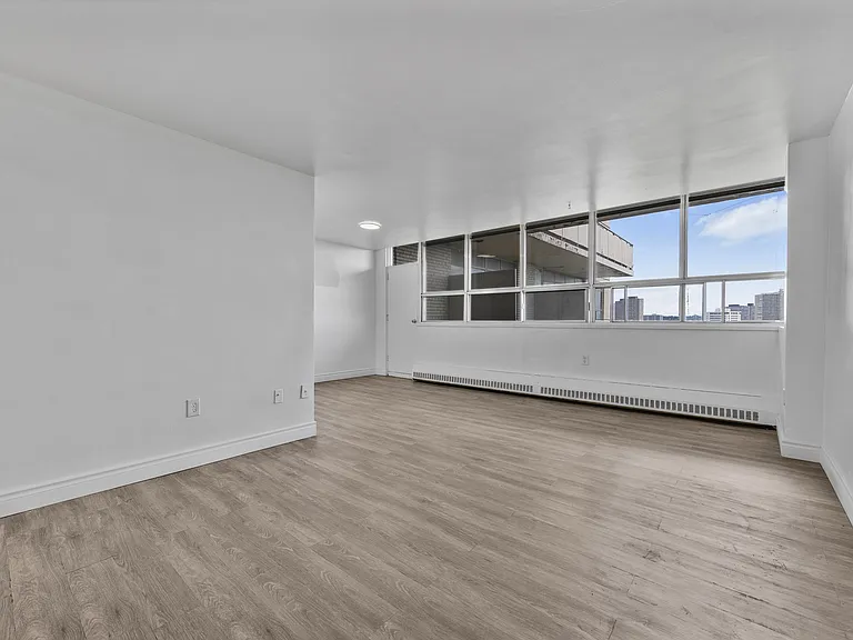 65 Thorncliffe Park Dr #906 — Photo 3