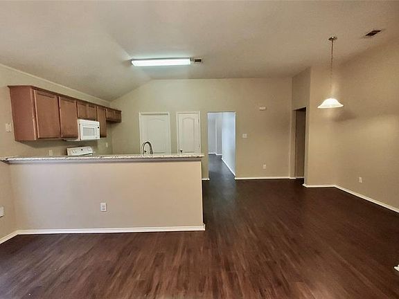 5th image of 715 Hawthorn Dr