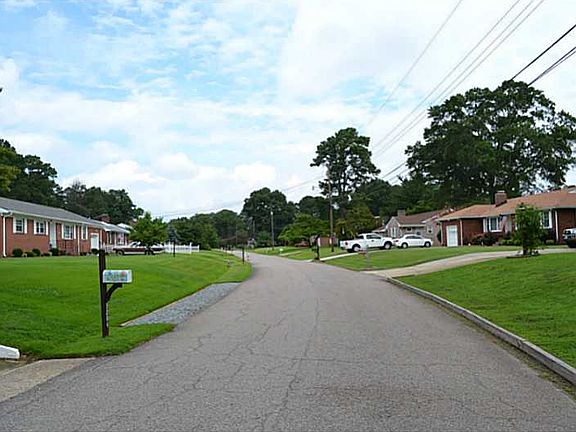 3rd image of 3205 Camellia Dr