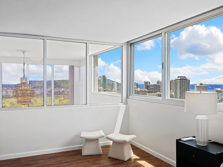 555 University Ave — Photo 25