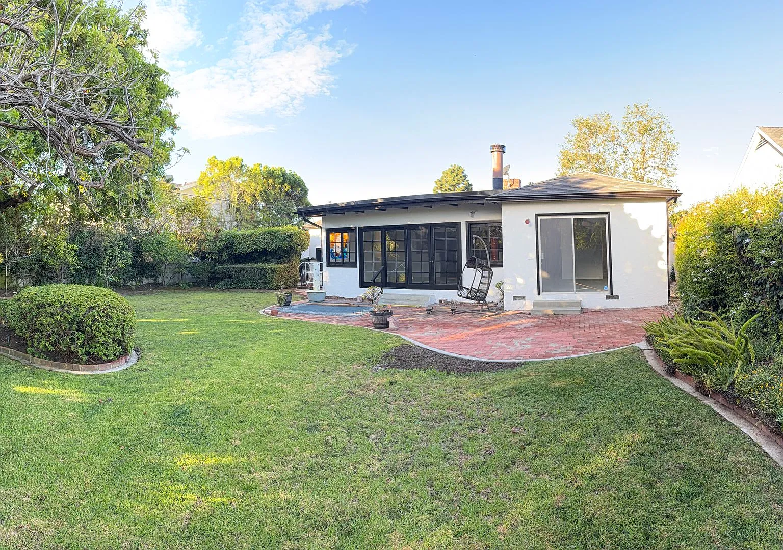 Large 3 Bedroom 2 Bathroom , 2 Car Garage Available Now — Photo 2