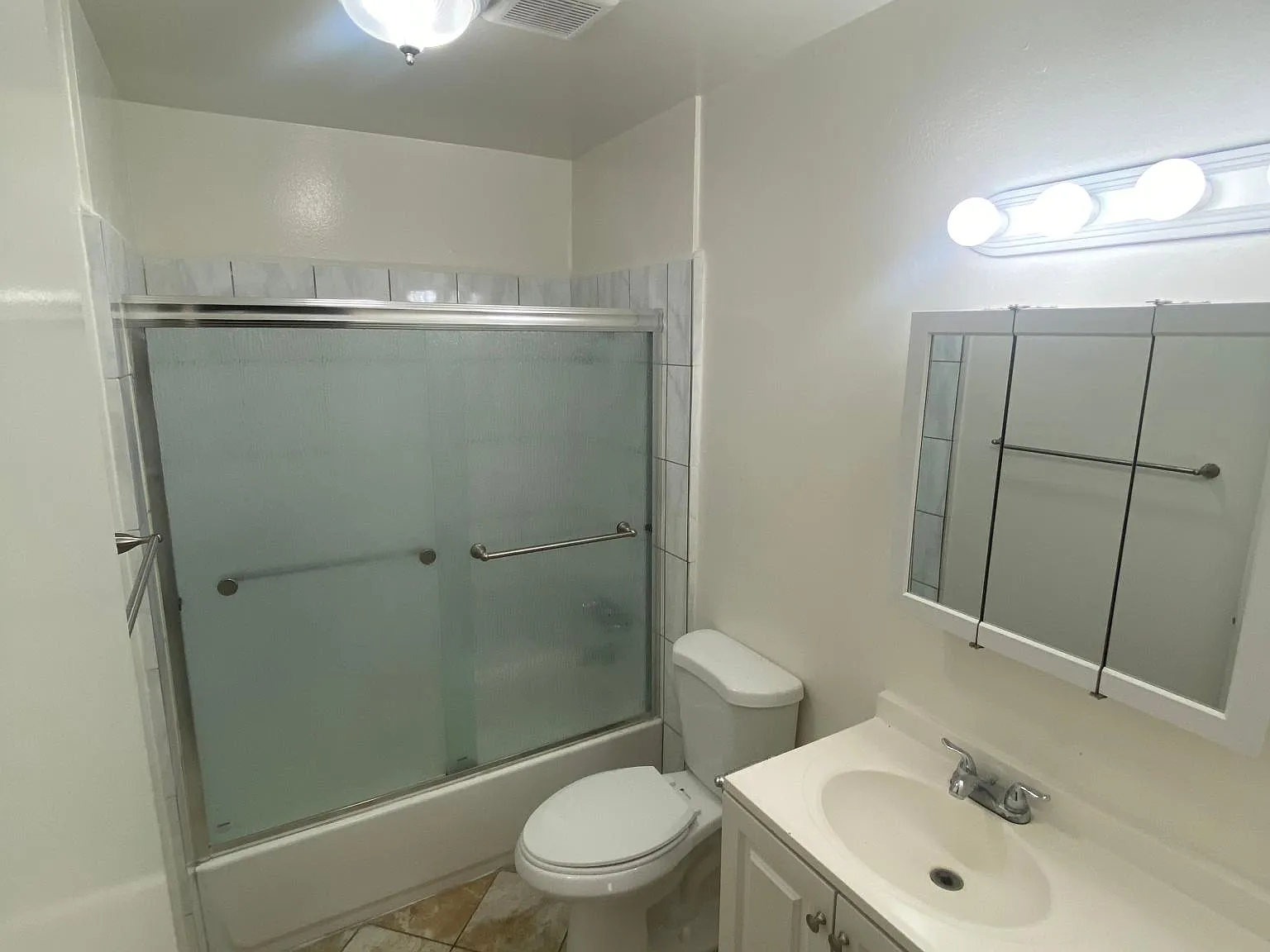 13935 S San Pedro St — Photo 4
