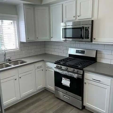 586 W 11th St