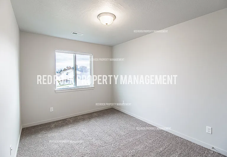 319 S Woodlawn Ln — Photo 7