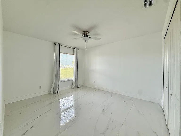 11400 Lovers Ln — Photo 10