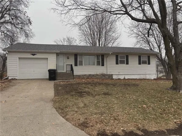 1205 W Maple Ter, Savannah, MO 64485