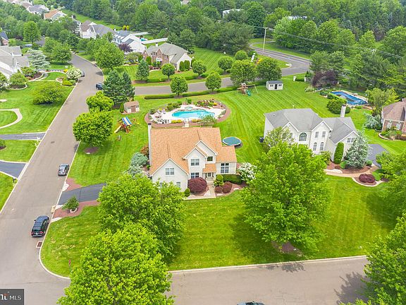 3rd image of 18 Yale Dr