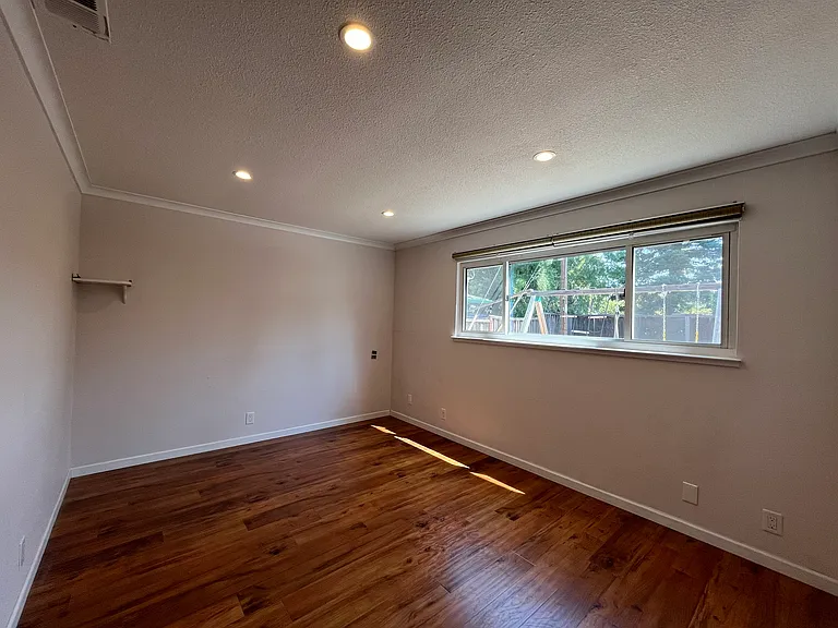 2090 Morrill Ave — Photo 17
