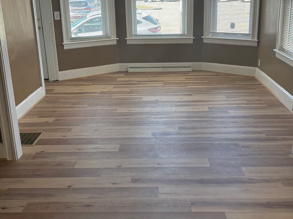 Spacious living room / dining room