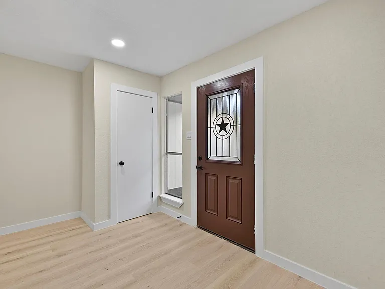 2322 Aprilmont Dr — Photo 7