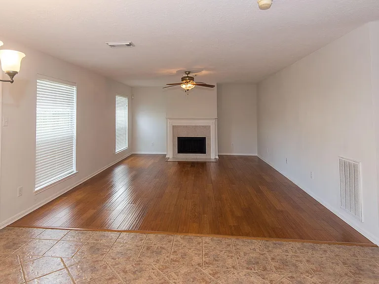 2207 Ames St — Photo 8