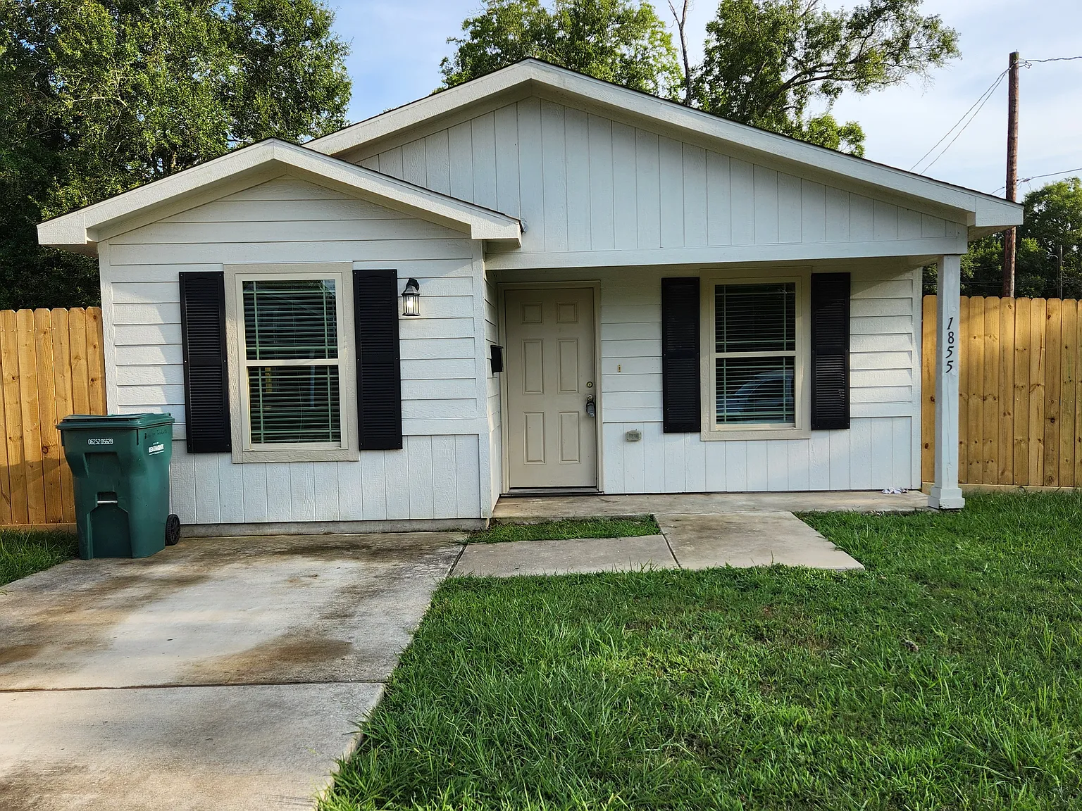 3 bed, 1094 sqft, $1,400 — Photo 1