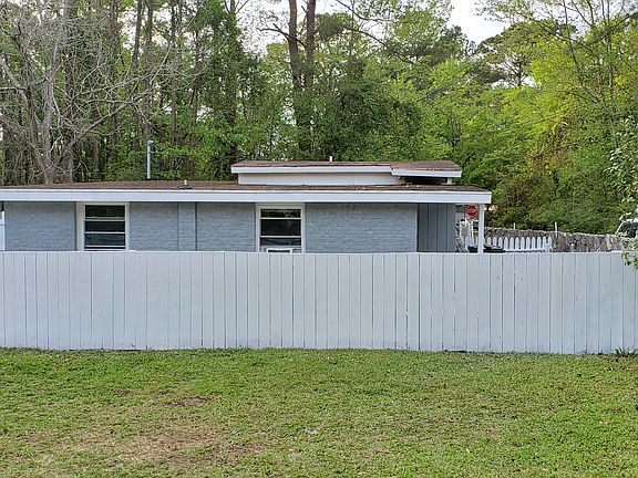 2 bedroom 1 bath house freshly painted ready to move in.