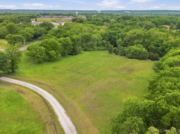 1 Holly Rd, Claremore, OK 74019