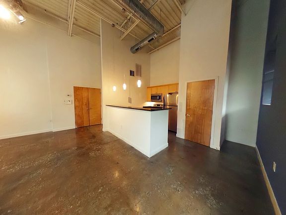 3rd image of 1011 W Marshall St #133