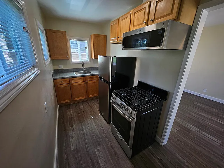 548 N Mariposa St #D — Photo 5