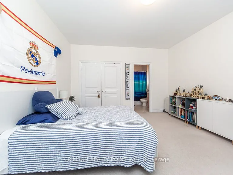 2304 Canterbury Cres — Photo 33