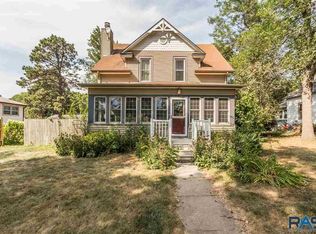 210 E 7th St, Dell Rapids, SD 57022