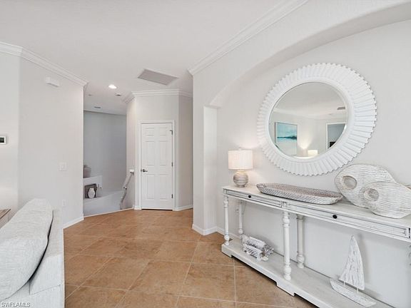 4th image of 9498 Napoli LN #201