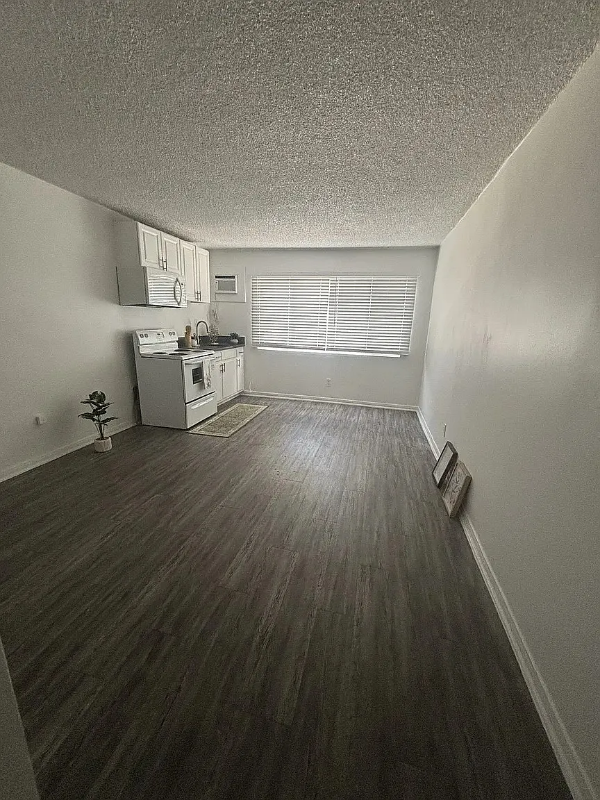 15135 Victory Studio — Photo 1