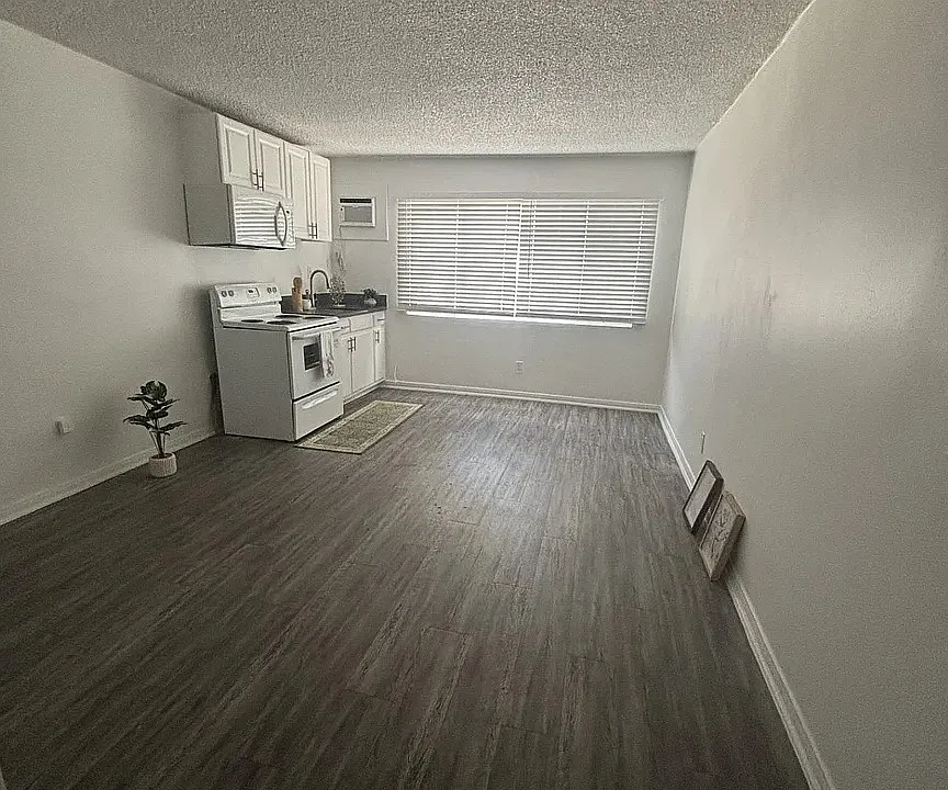 15135 Victory Blvd #4