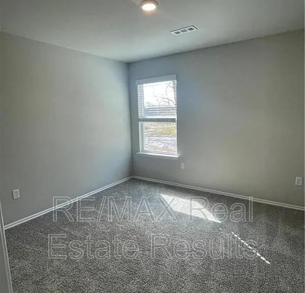 806 Comanche Dr — Photo 9