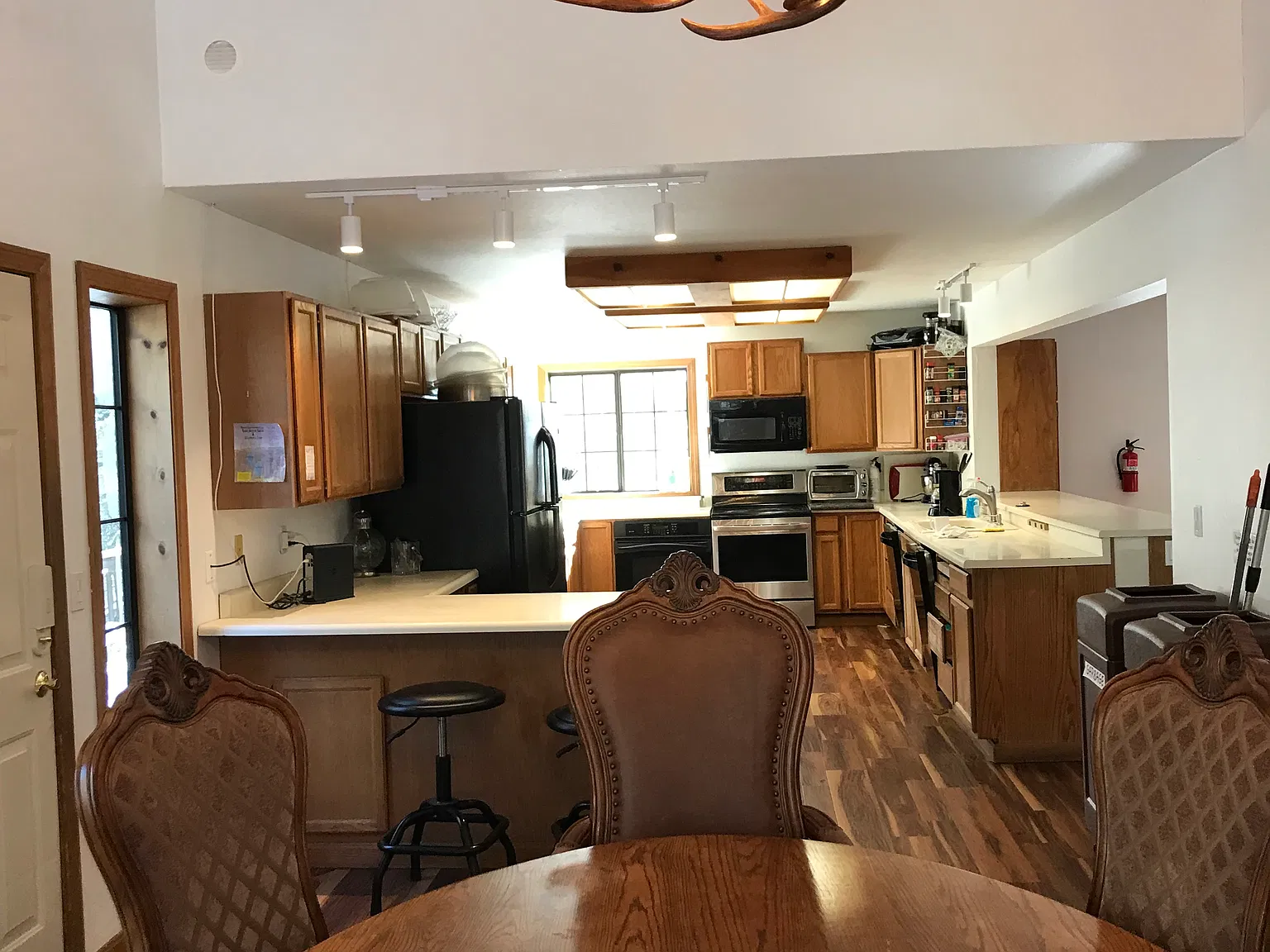 6 bed, 4000 sqft, $7,500 — Photo 2