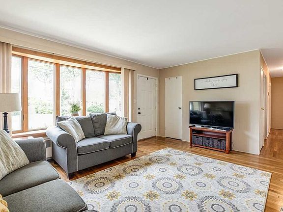 4th image of 8 Sinclair Dr
