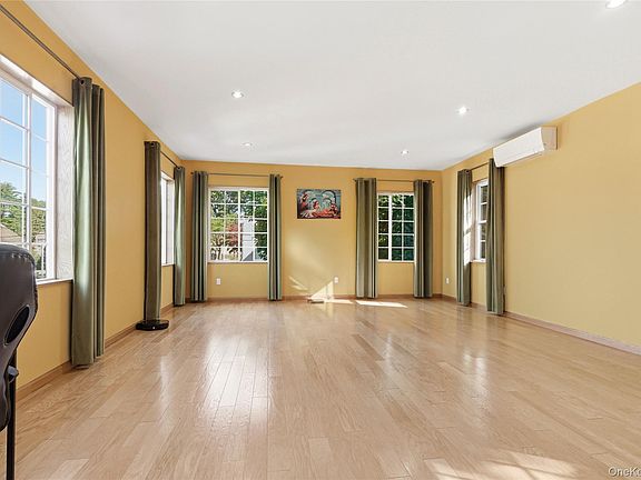 3rd image of 216 Catherine Street