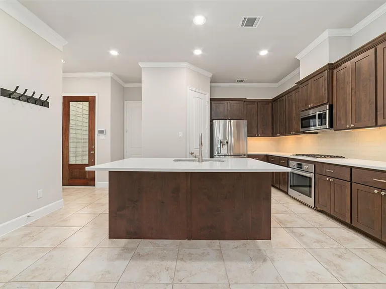 5020 Dickson St — Photo 5