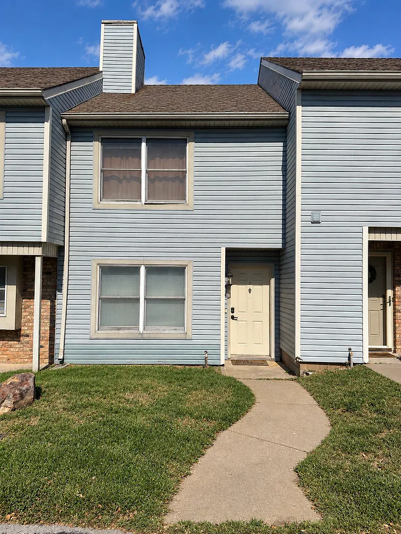 Spacious 2 Bedroom Townhouse with Covered Parking & Community Pool! — Photo 2
