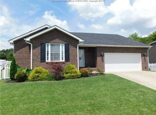 62 Mayfair Dr, Hurricane, WV 25526